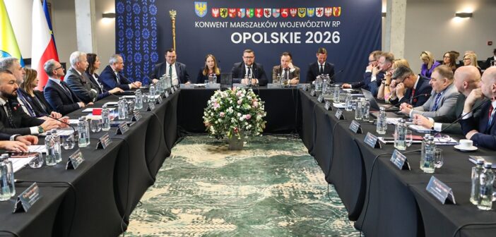 Miliardy na rozwój regionów. Samorządowy „okrągły stół” w Głuchołazach o przyszłości funduszy unijnych