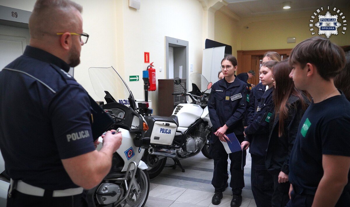 Mundur od środka. Młodzi zajrzeli za kulisy pracy opolskiej żaboli