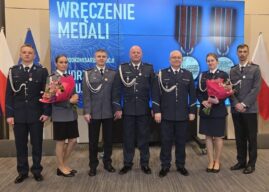 Cena odwagi wyższa niż strach. Opolscy Policjanci z medalami za ratowanie życia