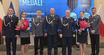 Cena odwagi wyższa niż strach. Opolscy Policjanci z medalami za ratowanie życia