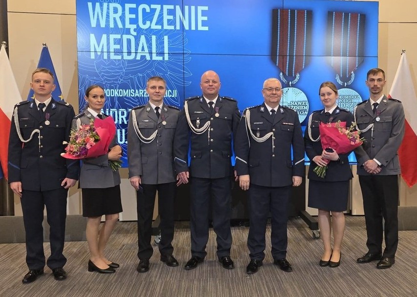Cena odwagi wyższa niż strach. Opolscy Policjanci z medalami za ratowanie życia