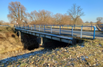 Nowy most zamiast zniszczonej przeprawy. Narok odbudowuje się po powodzi