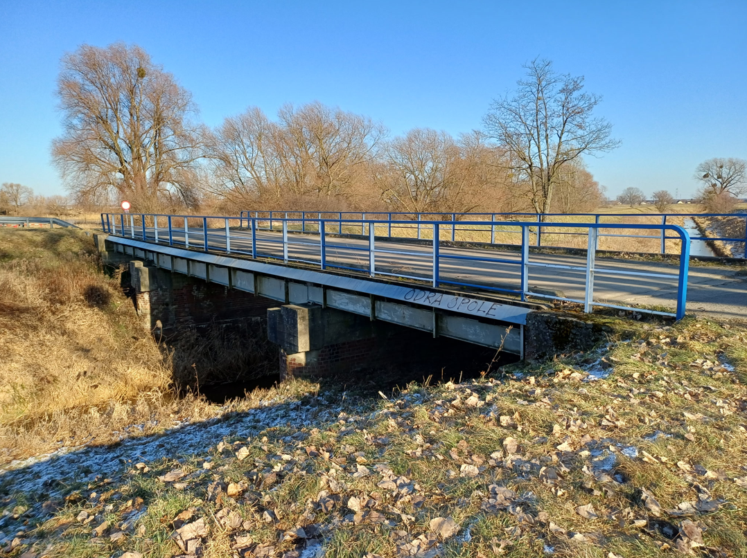 Nowy most zamiast zniszczonej przeprawy. Narok odbudowuje się po powodzi
