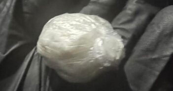 Noc, parking i biały proszek