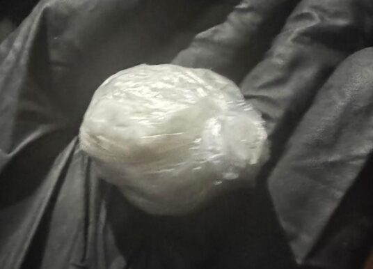 Noc, parking i biały proszek