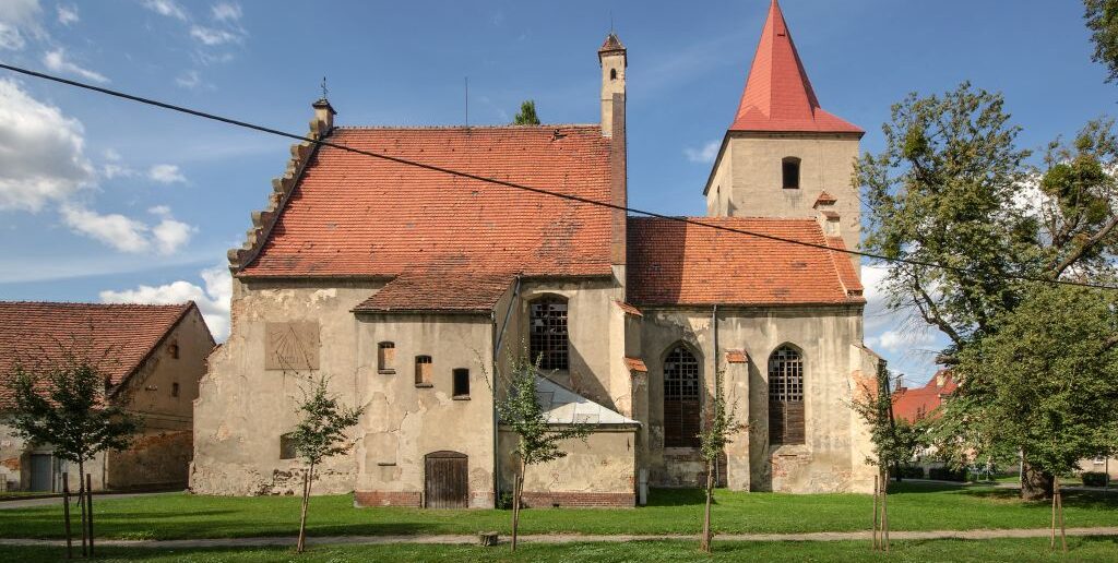 Śpiący olbrzym w sercu Lewina. Nadchodzi ratunek dla fary, kt&oacute;ra pamięta wieki