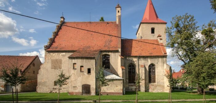 Śpiący olbrzym w sercu Lewina. Nadchodzi ratunek dla fary, kt&oacute;ra pamięta wieki