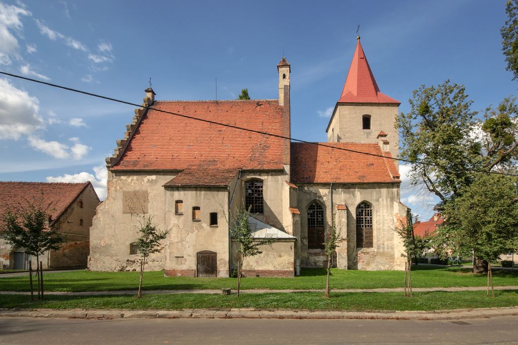 Śpiący olbrzym w sercu Lewina. Nadchodzi ratunek dla fary, która pamięta wieki