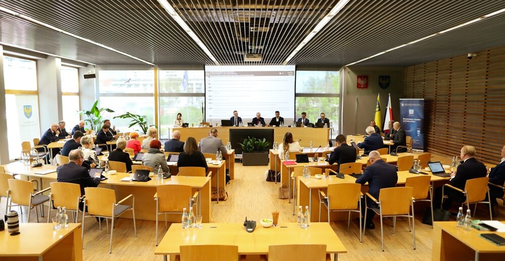 Sesja Sejmiku: Miliony na aktywizację zawodową, renowację zabytk&oacute;w i nową strategię odpadową