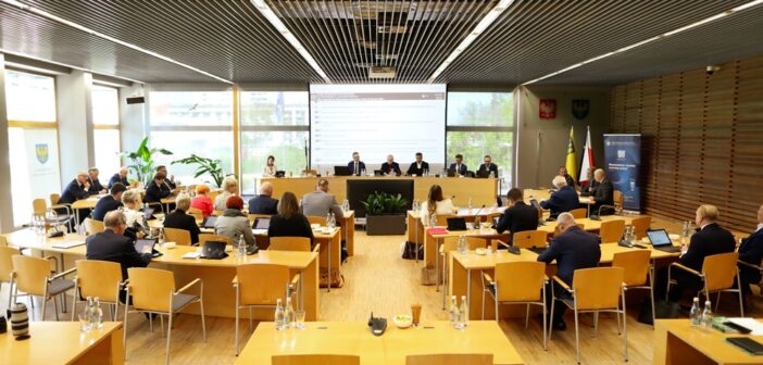 Sesja Sejmiku: Miliony na aktywizację zawodową, renowację zabytk&oacute;w i nową strategię odpadową