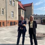 Nowy blask historycznego DPS w Grodkowie. Sukces wsp&oacute;łpracy rządu i samorządu