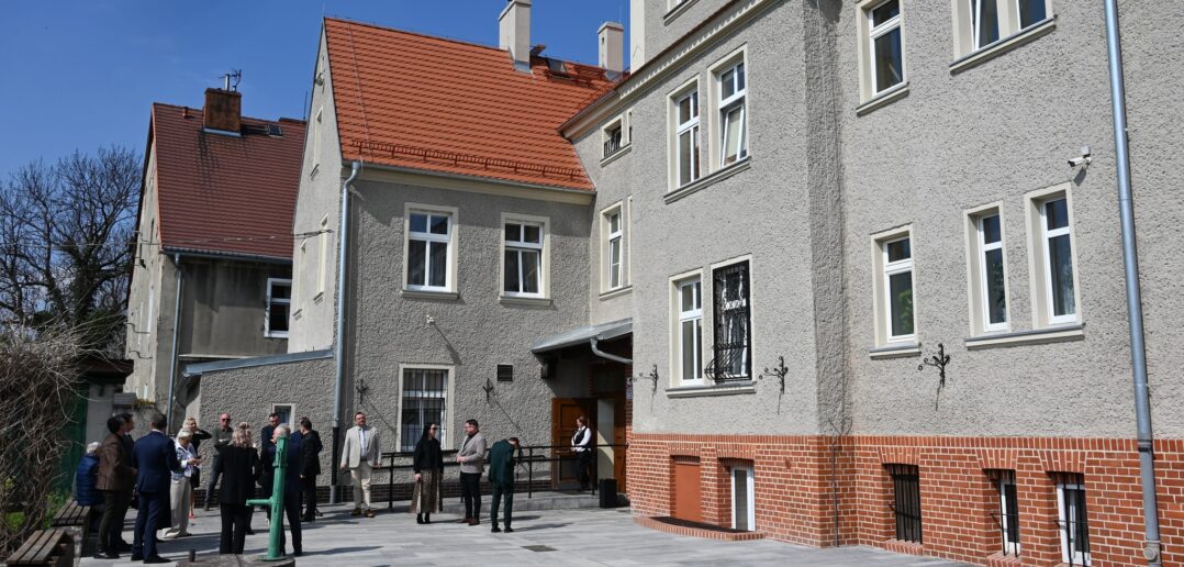 Nowy blask historycznego DPS w Grodkowie. Sukces wsp&oacute;łpracy rządu i samorządu