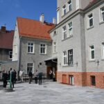 Nowy blask historycznego DPS w Grodkowie. Sukces wsp&oacute;łpracy rządu i samorządu