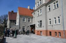 Nowy blask historycznego DPS w Grodkowie. Sukces wsp&oacute;łpracy rządu i samorządu
