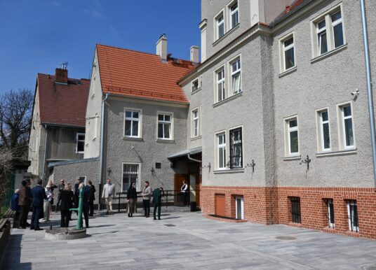 Nowy blask historycznego DPS w Grodkowie. Sukces współpracy rządu i samorządu