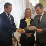 Nowy blask historycznego DPS w Grodkowie. Sukces wsp&oacute;łpracy rządu i samorządu