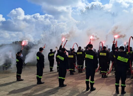 Czas pożegnań i nowych początków – Maturzyści w placówkach Powiatu Opolskiego