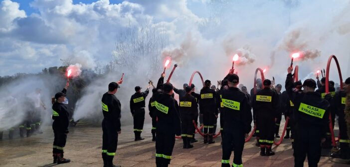 Czas pożegnań i nowych początk&oacute;w &ndash; Maturzyści w plac&oacute;wkach Powiatu Opolskiego