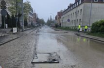 Awaria magistrali wodociągowej w centrum Opola. Ulica Rejtana zamknięta, zmiany w kursowaniu autobus&oacute;w