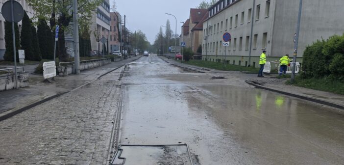 Awaria magistrali wodociągowej w centrum Opola. Ulica Rejtana zamknięta, zmiany w kursowaniu autobus&oacute;w