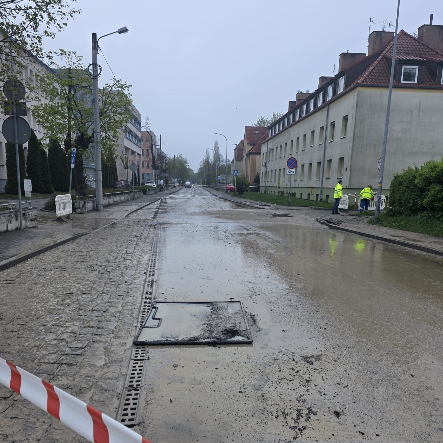 Awaria magistrali wodociągowej w centrum Opola. Ulica Rejtana zamknięta, zmiany w kursowaniu autobusów