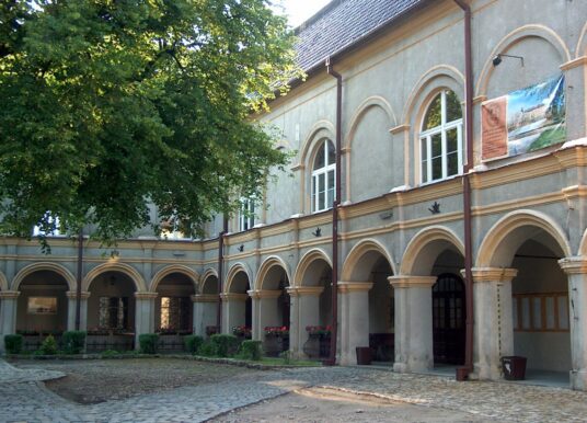 Pół miliona dla zabytkowej szkoły w Krapkowicach. Zamek, który nadal uczy, z kolejnym wsparciem