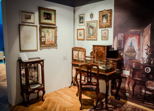 Świadkowie nieistniejącego świata: Drugie życie mebli z Pokoju