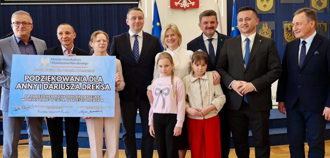 Skarby ze strychu i lekcja pokory. Jak Biblia Brzeska wr&oacute;ciła do domu