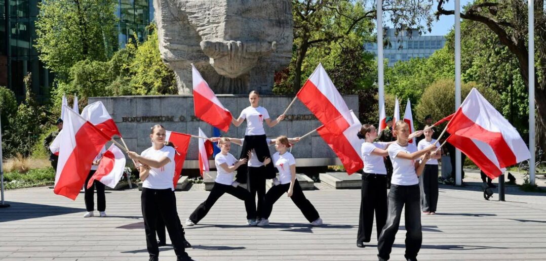 Biało-czerwona jedność na Placu Wolności. Opolszczyzna świętuje Dzień Flagi