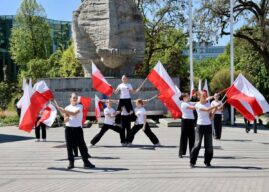 Biało-czerwona jedność na Placu Wolności. Opolszczyzna świętuje Dzień Flagi