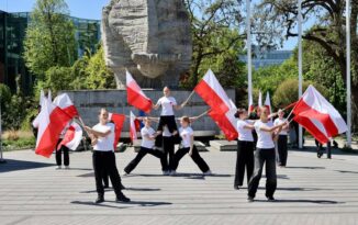 Biało-czerwona jedność na Placu Wolności. Opolszczyzna świętuje Dzień Flagi