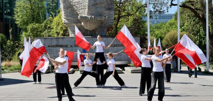 Biało-czerwona jedność na Placu Wolności. Opolszczyzna świętuje Dzień Flagi