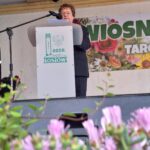 Łosiów tonie w kwiatach. I całe szczęście, że jeszcze są miejsca, gdzie ludzie zachwycają się pelargonią bardziej niż ekranem telefonu