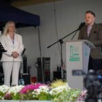 Łosiów tonie w kwiatach. I całe szczęście, że jeszcze są miejsca, gdzie ludzie zachwycają się pelargonią bardziej niż ekranem telefonu