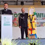 Łosiów tonie w kwiatach. I całe szczęście, że jeszcze są miejsca, gdzie ludzie zachwycają się pelargonią bardziej niż ekranem telefonu