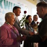Łosiów tonie w kwiatach. I całe szczęście, że jeszcze są miejsca, gdzie ludzie zachwycają się pelargonią bardziej niż ekranem telefonu