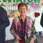 Łosiów tonie w kwiatach. I całe szczęście, że jeszcze są miejsca, gdzie ludzie zachwycają się pelargonią bardziej niż ekranem telefonu