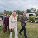 Łosiów tonie w kwiatach. I całe szczęście, że jeszcze są miejsca, gdzie ludzie zachwycają się pelargonią bardziej niż ekranem telefonu