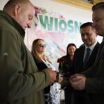 Łosiów tonie w kwiatach. I całe szczęście, że jeszcze są miejsca, gdzie ludzie zachwycają się pelargonią bardziej niż ekranem telefonu