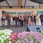 Łosiów tonie w kwiatach. I całe szczęście, że jeszcze są miejsca, gdzie ludzie zachwycają się pelargonią bardziej niż ekranem telefonu