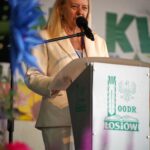 Łosiów tonie w kwiatach. I całe szczęście, że jeszcze są miejsca, gdzie ludzie zachwycają się pelargonią bardziej niż ekranem telefonu