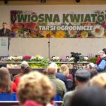 Łosiów tonie w kwiatach. I całe szczęście, że jeszcze są miejsca, gdzie ludzie zachwycają się pelargonią bardziej niż ekranem telefonu