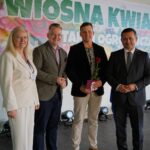 Łosiów tonie w kwiatach. I całe szczęście, że jeszcze są miejsca, gdzie ludzie zachwycają się pelargonią bardziej niż ekranem telefonu