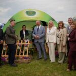 Łosiów tonie w kwiatach. I całe szczęście, że jeszcze są miejsca, gdzie ludzie zachwycają się pelargonią bardziej niż ekranem telefonu