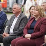 Łosiów tonie w kwiatach. I całe szczęście, że jeszcze są miejsca, gdzie ludzie zachwycają się pelargonią bardziej niż ekranem telefonu