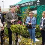 Łosiów tonie w kwiatach. I całe szczęście, że jeszcze są miejsca, gdzie ludzie zachwycają się pelargonią bardziej niż ekranem telefonu
