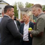 Łosiów tonie w kwiatach. I całe szczęście, że jeszcze są miejsca, gdzie ludzie zachwycają się pelargonią bardziej niż ekranem telefonu