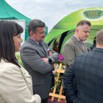 Łosiów tonie w kwiatach. I całe szczęście, że jeszcze są miejsca, gdzie ludzie zachwycają się pelargonią bardziej niż ekranem telefonu
