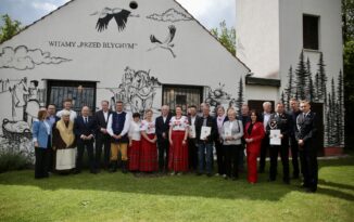 Ściany pełne pamięci. Jak opolskie wsie malują własną tożsamość Ściany pełne pamięci. Jak opolskie wsie malują własną tożsamość