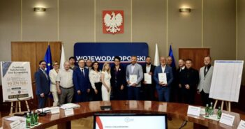 Ponad 400 milion&oacute;w złotych na odbudowę Opolszczyzny: Nowe umowy i wsparcie z funduszy UE